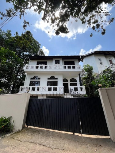 House for Sale in Battaramulla - A STRIKING MODERN HOUSE FOR SALE IN BATTARAMULLA - photo 1
