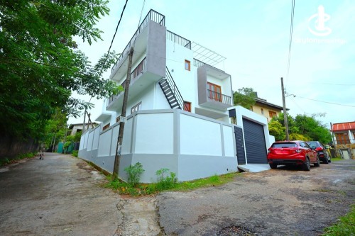 House for Sale in Talawatugoda - Brand New |Three storied | House for sale in Hokandara