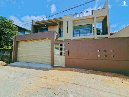 House for Sale in Piliyandala - 🏡 Super Luxury 2-Story House with Rooftop – For Sale in Kesbewa