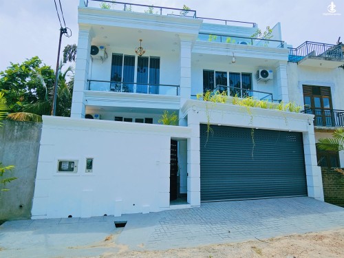 House for Sale in Pelawatta - 🏡 Brand New Four-Storied House for Sale – Pelawatte / Akuregoda Road (600m)