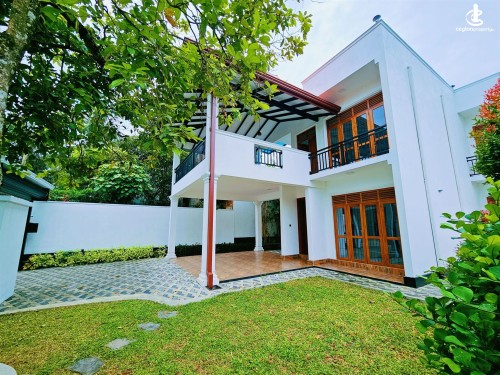 House for Sale in Piliyandala - 🏡 Brand New 3-Storied House for Sale – Piliyandala