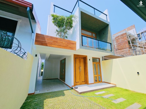 House for Sale in Pelawatta - 🏡 Luxury 3-Storied House for Sale Pelawatte