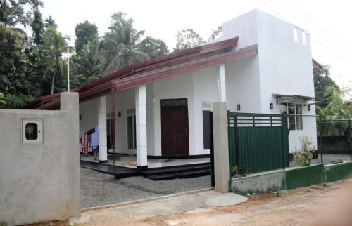 House for Sale in Veyangoda - 04 Bedroom House on 16 Perches of Land for Sale in Naiwala, Walpitamulla