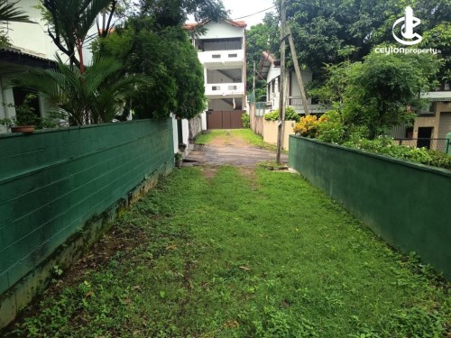 Land for Sale in Moratuwa - 13.3 Perch Valuable Land with a Livable House for Sale in Molpe Moratuwa