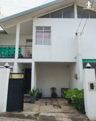 House for Sale in Yakkala - Yakkala Galthotamulla Road 03 Bedroom house on 6 Perches of Land for Sale