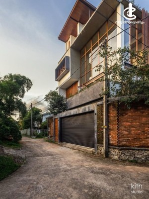 House for Sale in Thalawathugoda - Luxurious Contemporary Residence in Thalawathugoda