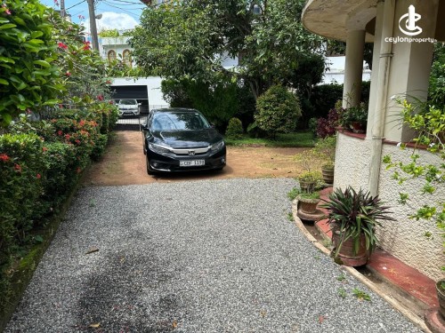 House for Rent in Mount Lavinia - Mt Lavinia 6 Bedroom House with 6 Car Parking For Rent