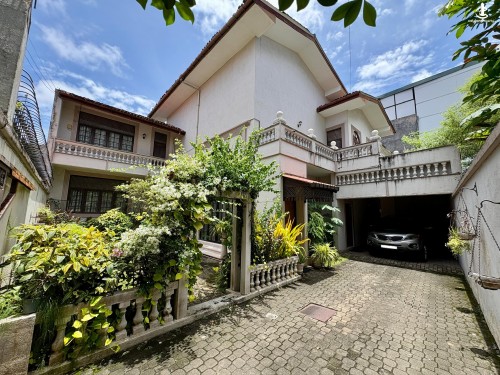 House for Sale in Colombo 4 (Bambalapitiya) - Modern luxury house for sale in Colombo 4.
