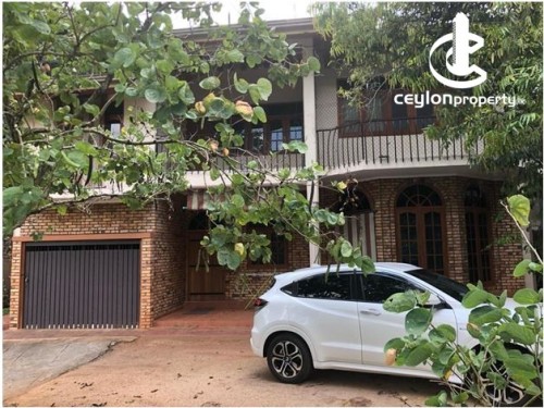 House for Sale in Kandy - A beautiful 5 bedroom house on 28 perches for immediate sale in Ampitiya road Kandy.